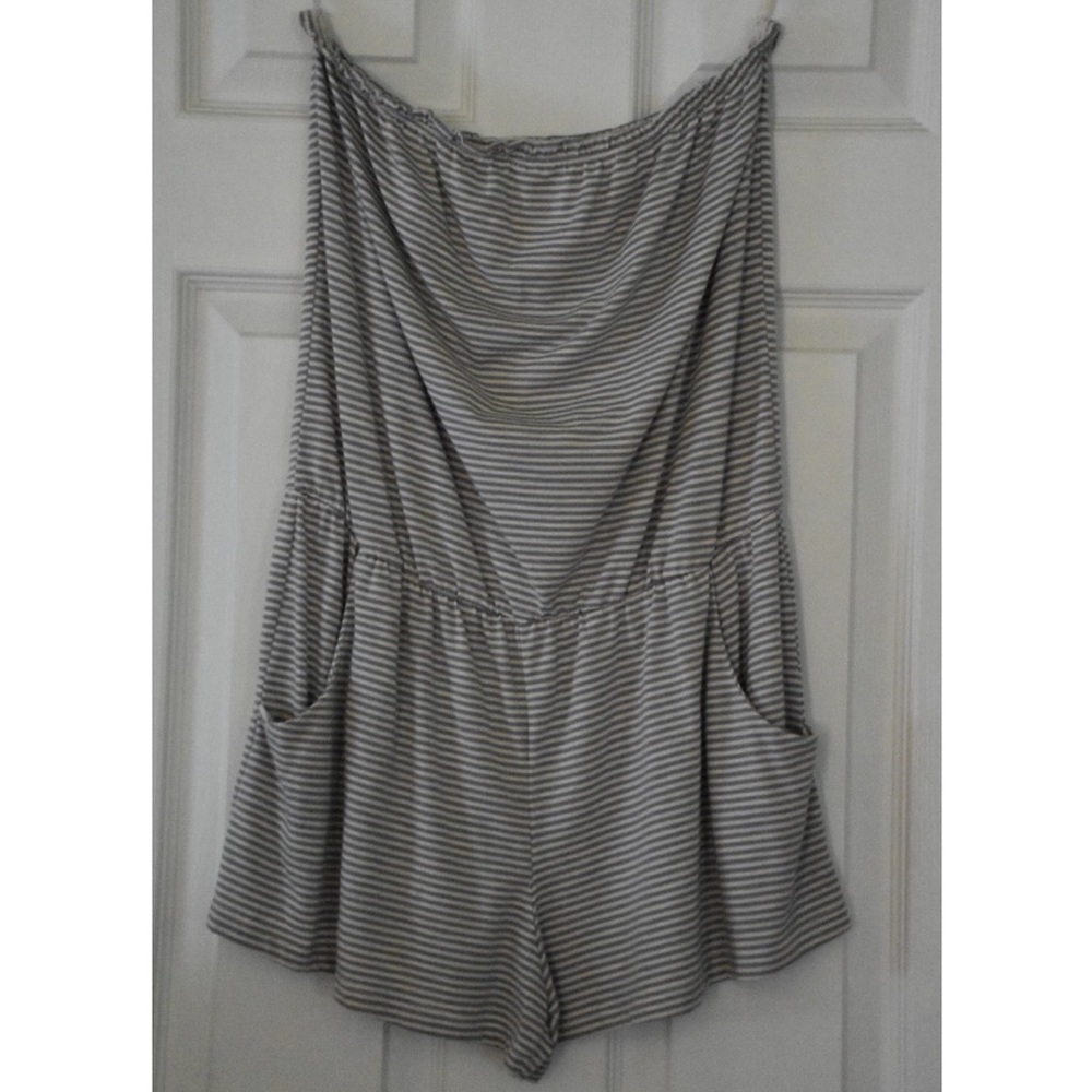 Strapless gray stripped romper